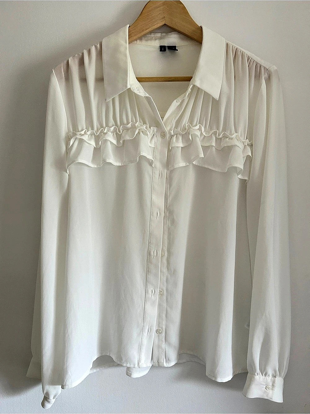 Vero Moda Ruffle Blouse in White Size Medium Like New